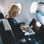 Eine Frau arbeitet im Flugzeug, wie gibt man Reisebereitschaft in der Bewerbung an?
