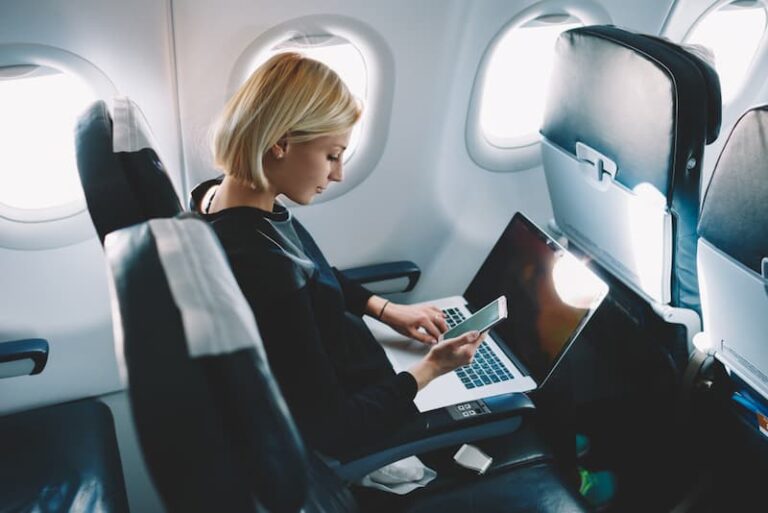 Eine Frau arbeitet im Flugzeug, wie gibt man Reisebereitschaft in der Bewerbung an?