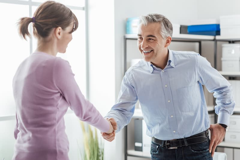 Ein Mann und eine Frau schütteln die Hände, was ist eine Win-Win-Situation?