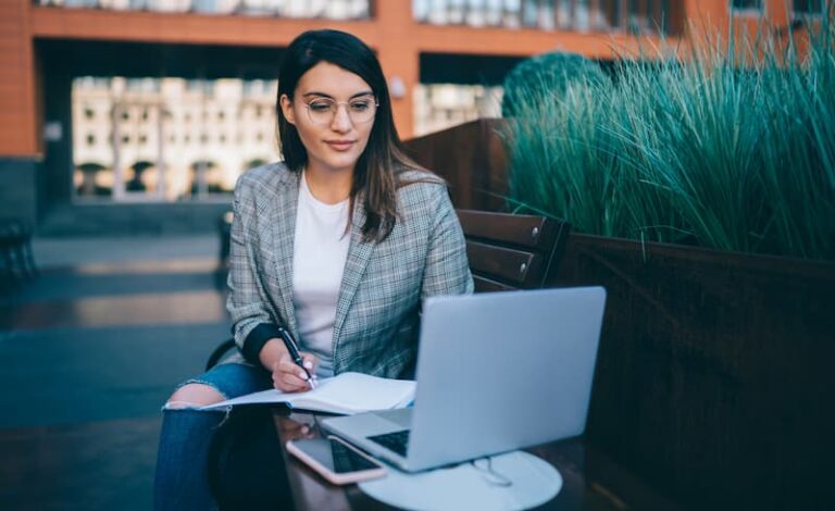 Eine Frau arbeitet am Laptop, sie ist ein Solopreneur