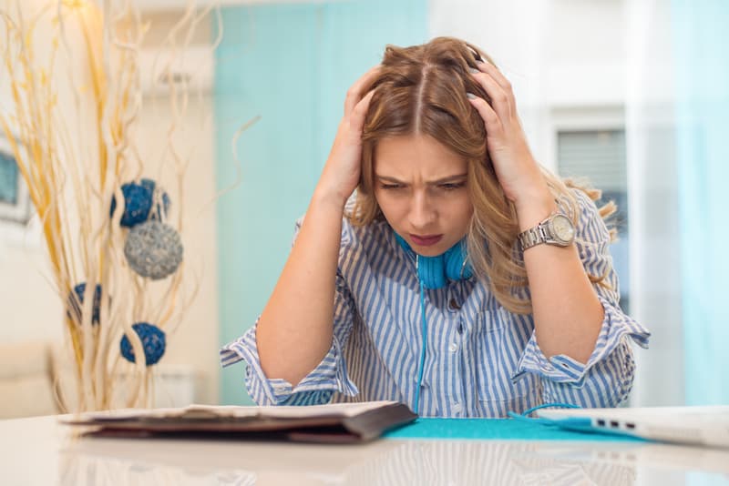 Eine Frau ist genervt von der Arbeit, sie macht nur noch Dienst nach Vorschrift