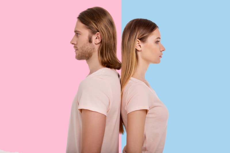 Ein Mann vor einem rosa und eine Frau vor einem blauen Hintergrund, was sind Stereotype?