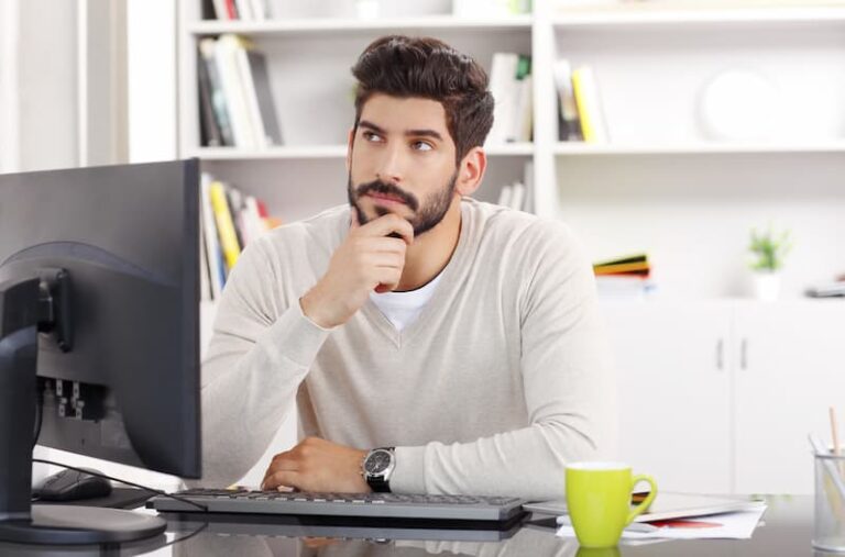 Ein junger Mann denkt nach, er möchte die Ausbildung verlängern