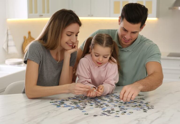 Eltern spielen mit ihrem Kind dank besserer Vereinbarkeit von Familie und Beruf