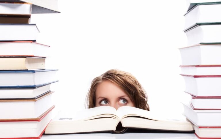 Eine Frau sitzt zwischen Büchern, lässt sich Fachliteratur steuerlich absetzen?