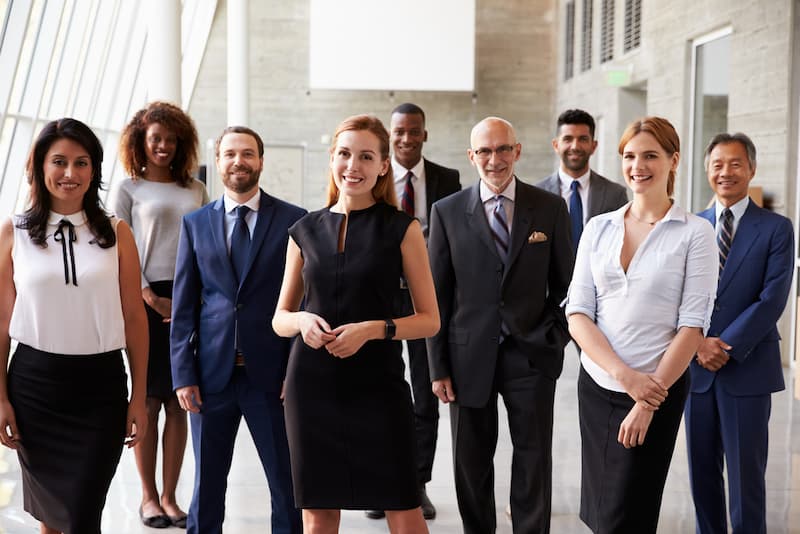 Mehrere Menschen stehen im Büro, was ist eine gute Unternehmenskultur?