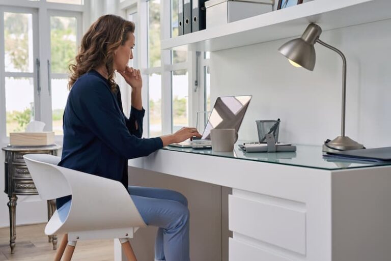 Eine Frau sitzt am Schreibtisch, wie lässt sich das Arbeitszimmer absetzen?