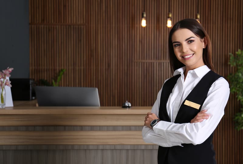 Eine Frau macht eine duale Ausbildung als Hotelfachfrau