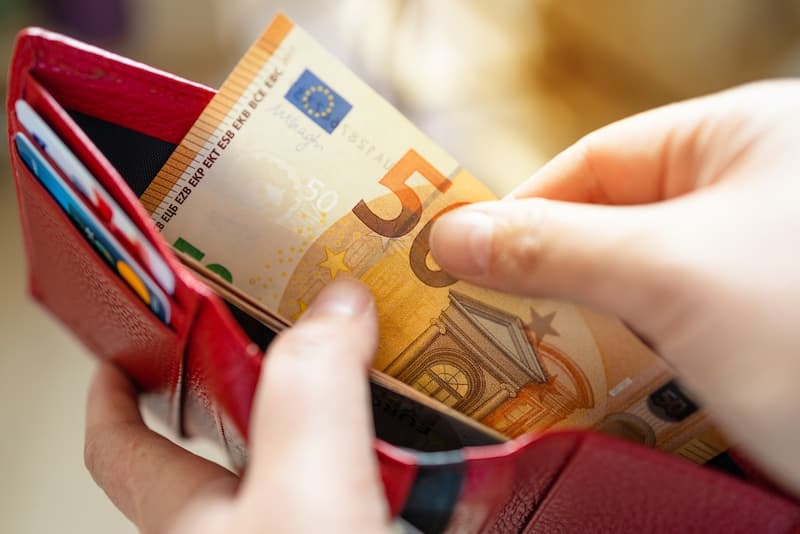 Ein 50-Euro-Schein im Portemonnaie, gibt es Kindergeld in der Ausbildung?