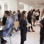 Menschen unterhalten sich auf einer Messe, wie funktioniert erfolgreiches Networking?
