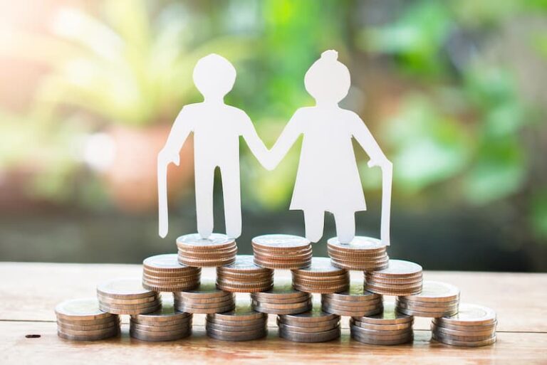 Zwei Figuren stehen auf Münzen, was ist die Rentenvorsorge?
