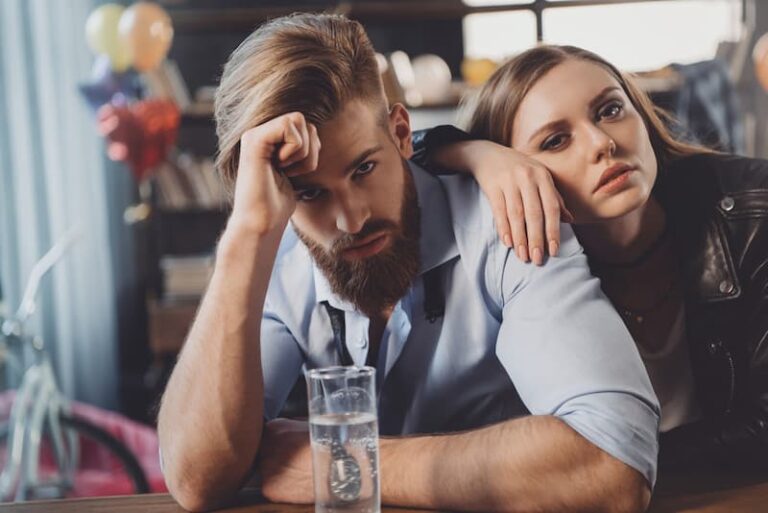 Zwei Menschen haben ein Hangover nach einer Party, sie wollen einmal krank machen