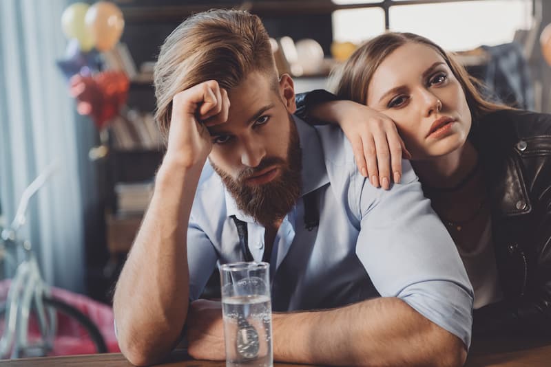 Zwei Menschen haben ein Hangover nach einer Party, sie wollen einmal krank machen