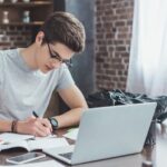 Ein Jugendlicher schreibt eine Bewerbung für ein Schülerpraktikum