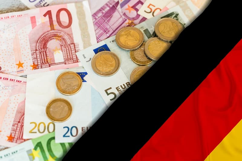 Eine deutsche Flagge mit Geld, welche staatliche Förderung im Job gibt es?