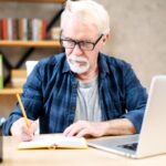 Ein älterer Mann sitzt am Laptop, was gibt es für Jobs für Rentner?