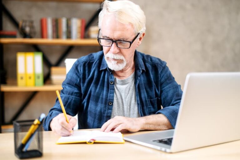 Ein älterer Mann sitzt am Laptop, was gibt es für Jobs für Rentner?