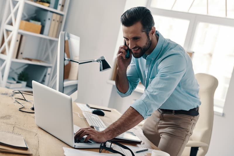 Ein Mann bei der Arbeit, wie lässt sich die Produktivität steigern?