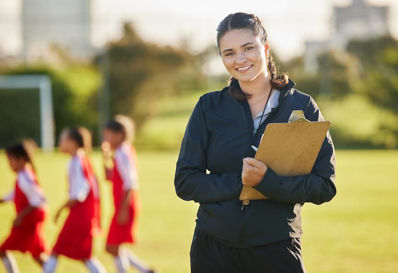 Eine Frau als Trainerin eines Fußballteams, was sind ehrenamtliche Tätigkeiten?