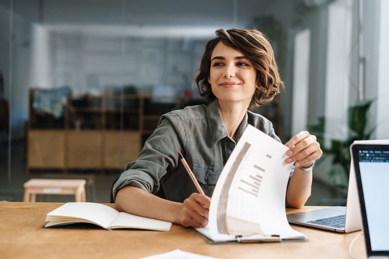 Eine Frau blättert durch Unterlagen, was ist ein Traineeship?