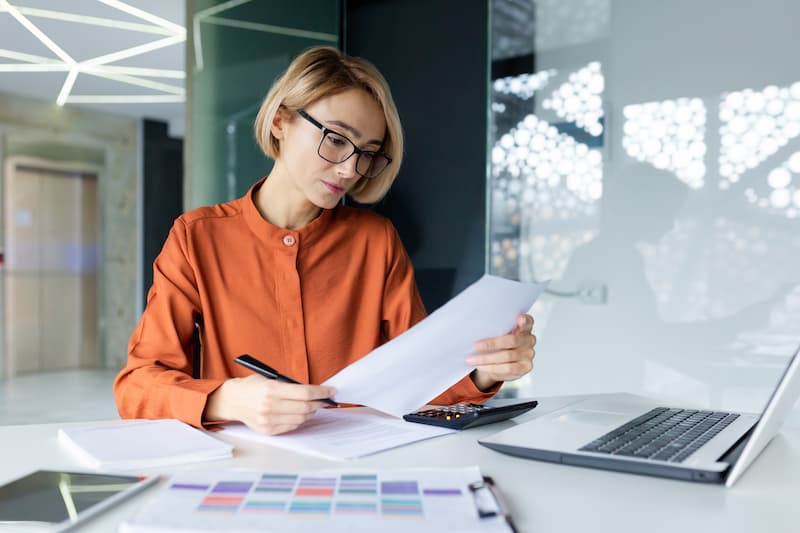 Eine Frau erhält ein Projektmanagement-Zertifikat in der Hand