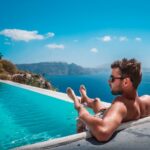 Ein Mann liegt an einem Pool, wie sollte man den Urlaub planen in 2024?