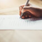 Ein Mann schreibt einen IQ-Test