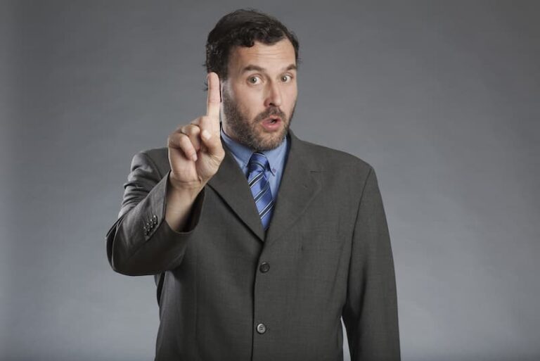 Ein Mann hält den Zeigefinger hoch, was ist Manterrupting?