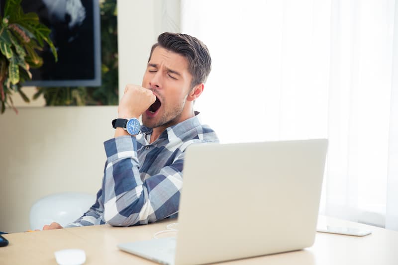 Frühjahrsmüdigkeit überwinden: Ursachen, Symptome & Tipps für neue Energie im Frühling 1 Ein Mann gähnt, was kann man gegen Frühjahrsmüdigkeit tun?