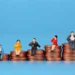 Mehrere Figuren sitzen auf Münzen, welche Vorteile hat Gehaltstransparenz im Beruf?