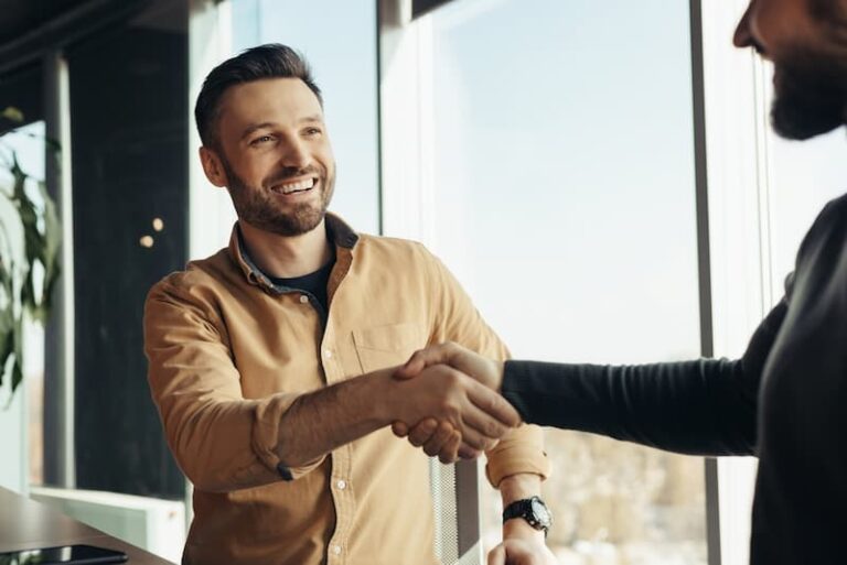Zwei Menschen beim Handschlag, was ist ein mündlicher Arbeitsvertrag?