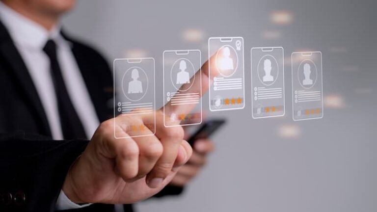 Ein Mann klickt auf virtuelle Profile, was ist ein Headhunter?
