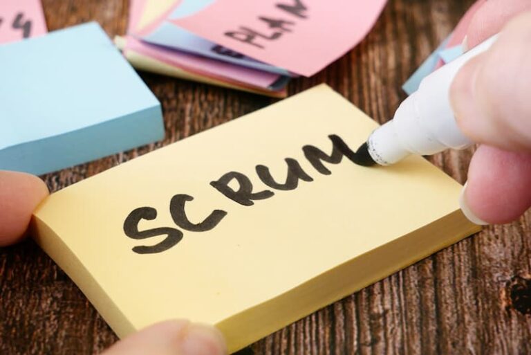Ein Zettel mit der Aufschrift Scrum, was macht ein Scrum-Master?