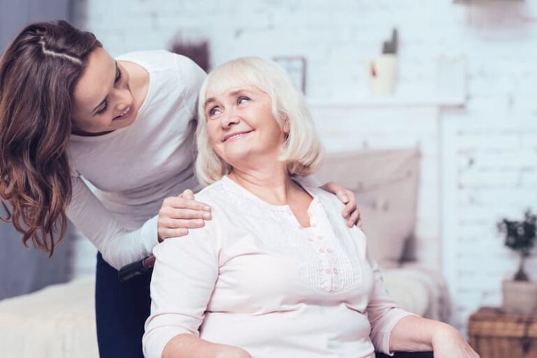 Eine Frau kümmert sich um ihre Oma, was ist Pflegeurlaub?