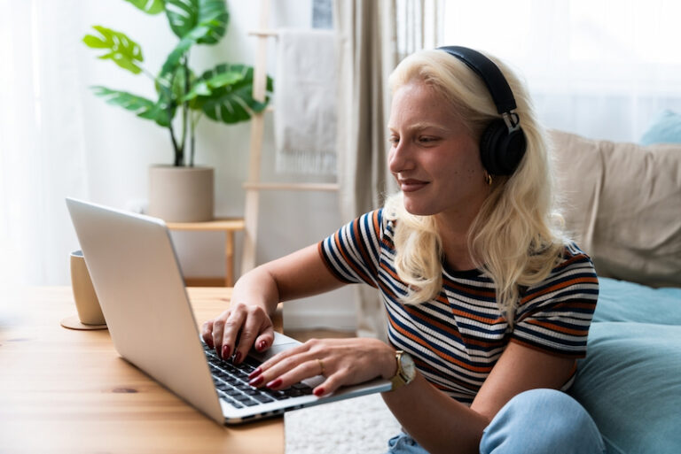 Mitarbeiterin übt einen Job für Introvertierte am Laptop im Homeoffice aus