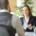 Chefin spricht mit einem Mitarbeiter im Rahmen des Personalmanagements