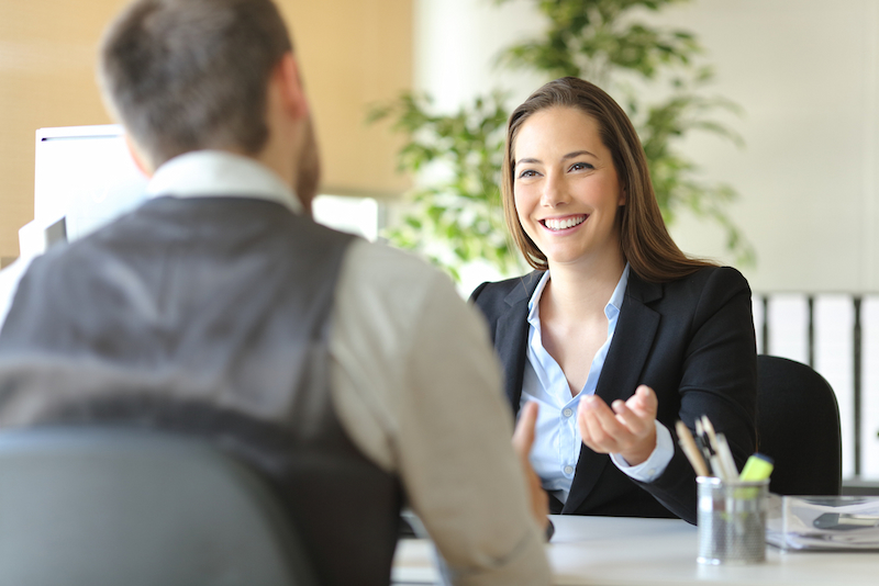 Was ist Personalmanagement? Aufgaben und Ziele im Überblick 1 personalmanagement chefin spricht mit mitarbeiter