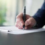 Vorgesetzter stellt eine Arbeitsbescheinigung aus.