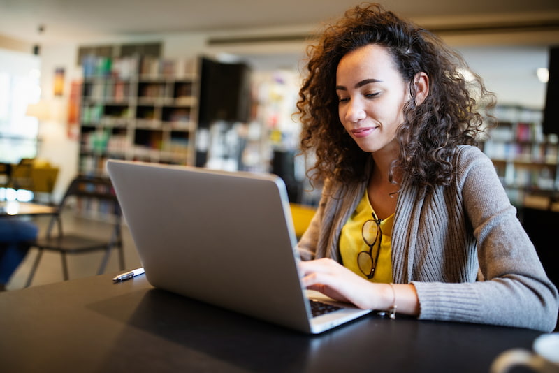 Studiengebühren clever absetzen: Optimieren Sie Ihre Finanzen 1 Studentin sitzt am laptop und moechte ihre studiengebuehren absetzen