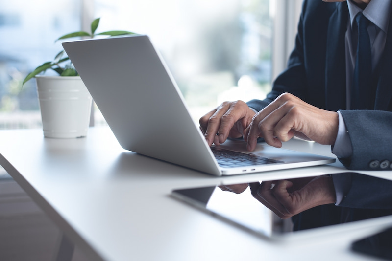 Papierloses Büro: Vorteile und Tipps für den Umstieg 1 ein mann hat ein papierloses buero und arbeitet am laptop
