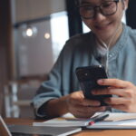 Eine Frau nutzt ihr Smartphone für Microlearning