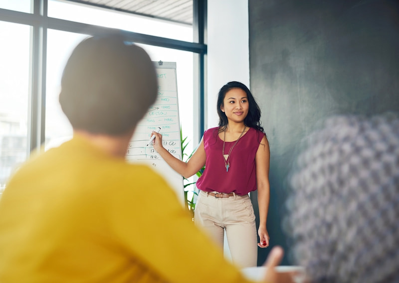 Was ist Personal Branding? Bedeutung und Möglichkeiten 1 eine frau mit gutem personal branding haelt einen vortrag