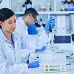 Eine Wissenschaftlerin arbeitet im Labor und analysiert Proben. Sie ist trotz Matilda-Effekt erfolgreich.