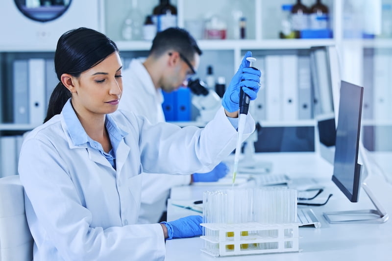 Anerkennung für Frauen: Strategien gegen den Matilda-Effekt im Job 1 Eine Wissenschaftlerin arbeitet im labor und trotzt dem Matilda Effekt