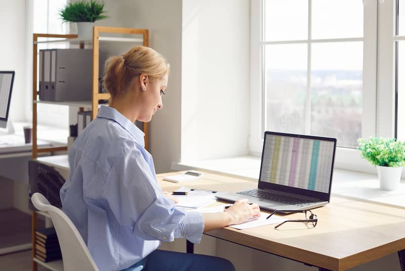 Digitale Kompetenzen: Sind Sie fit für die Arbeitswelt 4.0? 1 Frau wendet digitale kompetenzen am laptop an