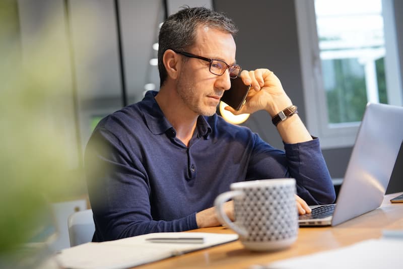 Mann uebt am laptop jobs fuer einzelgaenger aus