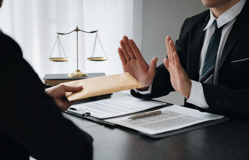 Moral und Ethik im Job – ein Leitfaden für das Berufsleben 1 ein geschaeftsmann lehnt aufgrund von moral und ethik bestechung ab