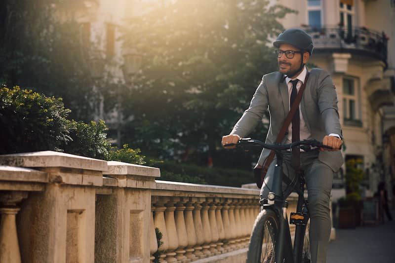 geschaeftsmann faehrt mit dem rad zur arbeit