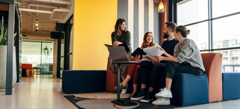 Vier Personen arbeiten in einem Coworking Space