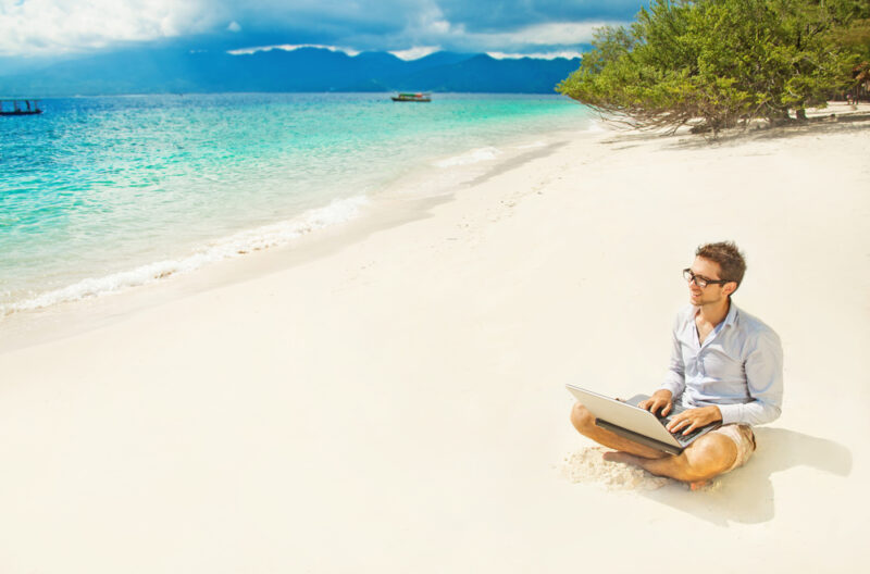 Arbeiten im Ausland: von der Vorbereitung bis zur Rückkehr 4 Mann arbeitet im Ausland am Strand